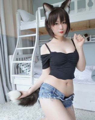 一男子在闹市区放生蟑螂
